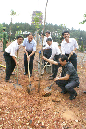 Thầy giáo Nguyễn Minh Thành GĐ sở GD-ĐT cùng các đại biểu trồng cây tại đài tưởng niệm TNXP ngã ba Đồng Lộc